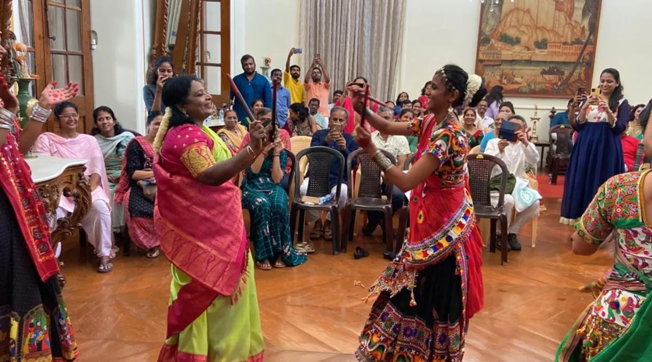 Puducherry LG Tamilisai Soundararajan performs Dandiya dance, தாண்டியா நடனம் ஆடிய புதுச்சேரி துணை நிலை ஆளுநர் தமிழிசை சௌந்தரராஜன், Puducherry LG Tamilisai Soundararajan Dandiya dance