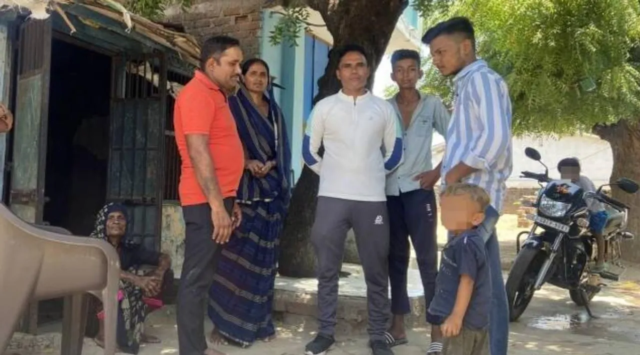 Gujarat dalits, Dalit in a Gujarat village, dalit, தலித் சமூகம், குஜராத் கிராமத்தில் தலித் சமூகம், குஜராத் கிராமத்தில் ஒரு இளம் தலித், dalit community, dalit discrimination, Dalit families, Ahmedabad news, Gujarat, Indian Express, Current affairs