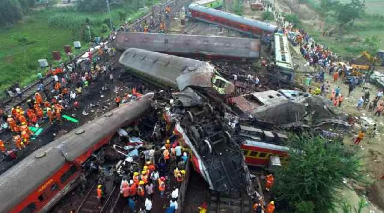 Race against time for rescue team at Odisha train accident site as toll climbs to 233 Tamil News