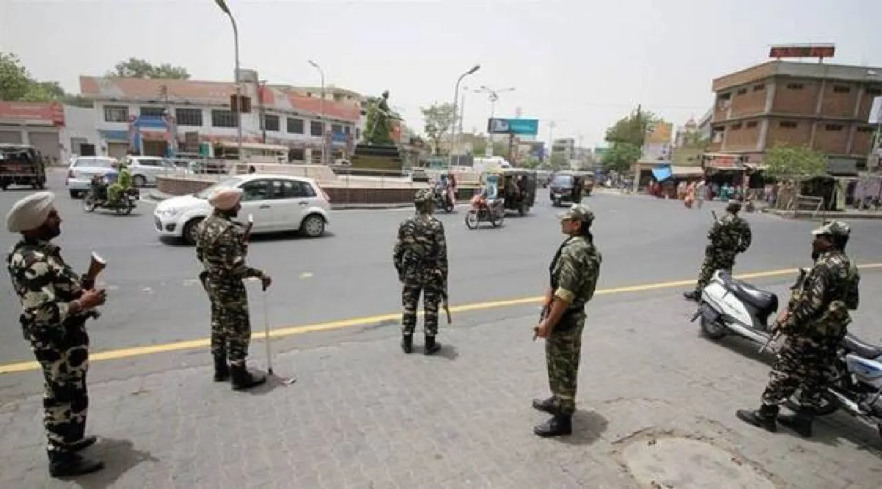 Delhi Jafrabad violent clashes: New combat uniform CRPF Tamil News