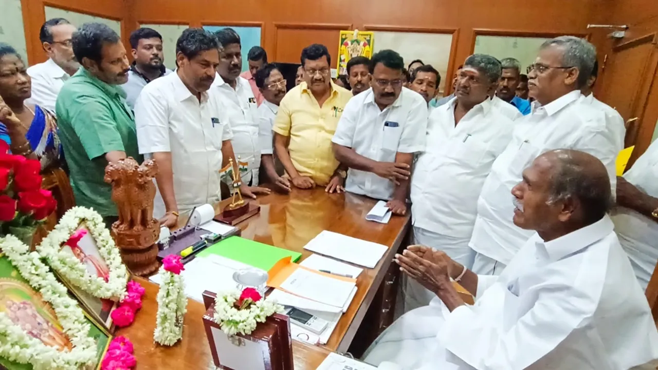 Kuber shopkeepers meet Chief Minister Rengaswamy in Puducherry