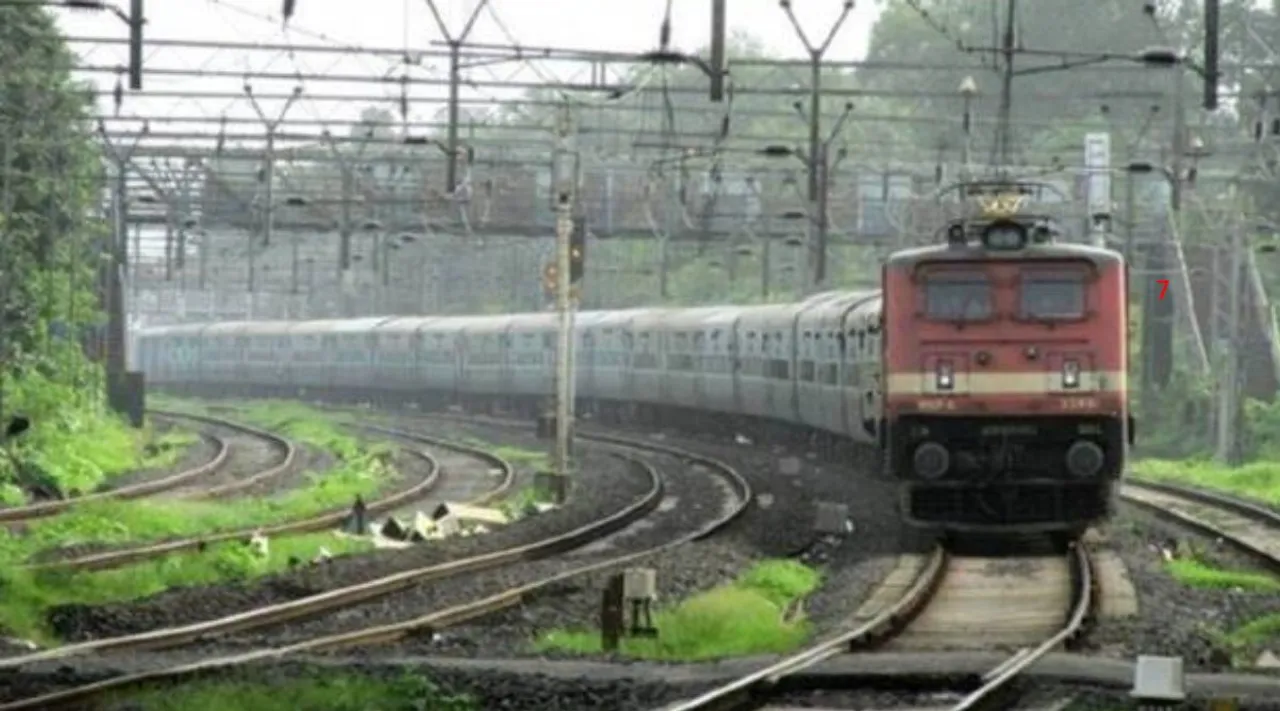 Tiruchendur Express train Announced as super fast train, Tiruchendur Express train becomes as super fast train, Tiruchendur super fast train reach before 40 minutes, Tiruchendur super fast train, 40 நிமிடம் முன்கூட்டியே வந்து சேரும் திருச்செந்தூர் எக்ஸ்பிரஸ், சூப்பர் ஃபாஸ்ட் ரயிலாக அறிவிப்பு, திருச்செந்தூர் சூப்பர் ஃபாஸ்ட் ரயில், Tiruchendur Express train Announced as super fast train