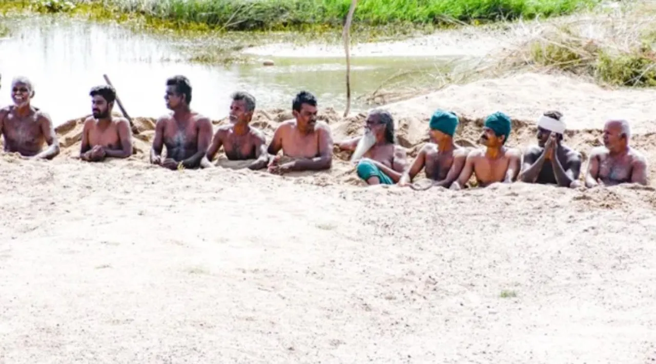 Farmers protest by burying themselves in sand in Cauvery river, Trichy, Trichy news, காவிரி ஆற்றில் மணலில் புதைத்துக்கொண்டு விவசாயிகள் போராட்டம், அய்யாக்கண்ணு, Ayyakannu, திருச்சியில் பரபரப்பு, Farmers protest, Cauvery river in Trichy