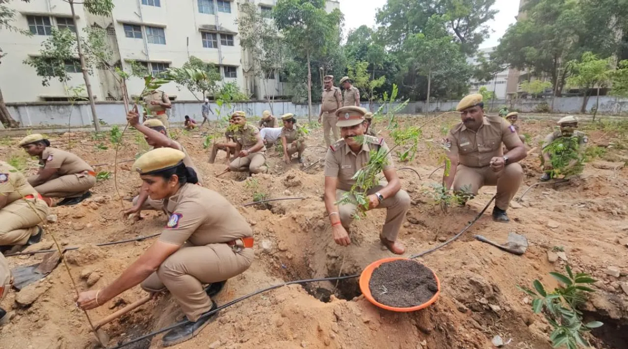 Police people planting Trees, trees planting at AR campus in Coimbatore, coimbatore police, கோவை ஆயுதப்படை உடற்பயிற்சி வளாகத்தில் மரங்களை நட்ட காவலர்கள், கோவை, மரம் நட்ட காவலர்கள், Police planting Trees, AR campus in Coimbatore