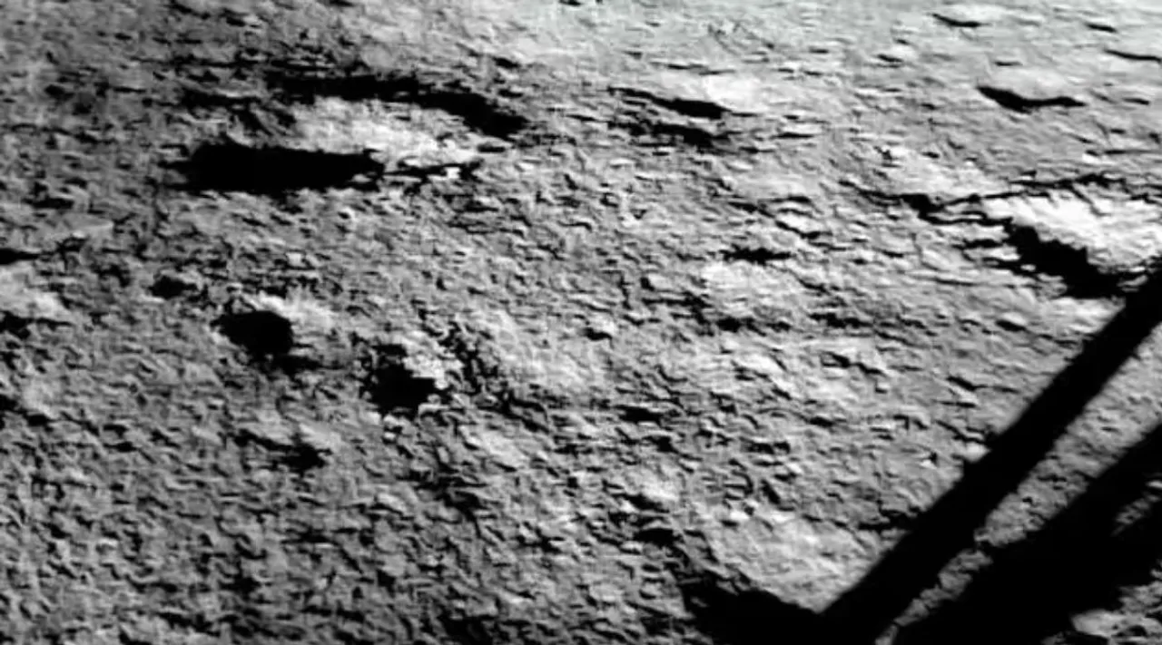 ISRO, india moon, moon, Chandrayaan-3 moon landing, ISRO informed Rover takes a walk on Moon, லேண்டரில் இருது வெளியேறி நிலவில் நடந்த ரோவர், எல்லா அமைப்பும் சரியாக இருக்கிறது, சந்திரயான் 3, விக்ரம் லேண்டர், ரோவர், isro informed all systems are normal, Chandrayaan-3 rover, Chandrayaan-3 lander on the moon, Tamil indian express
