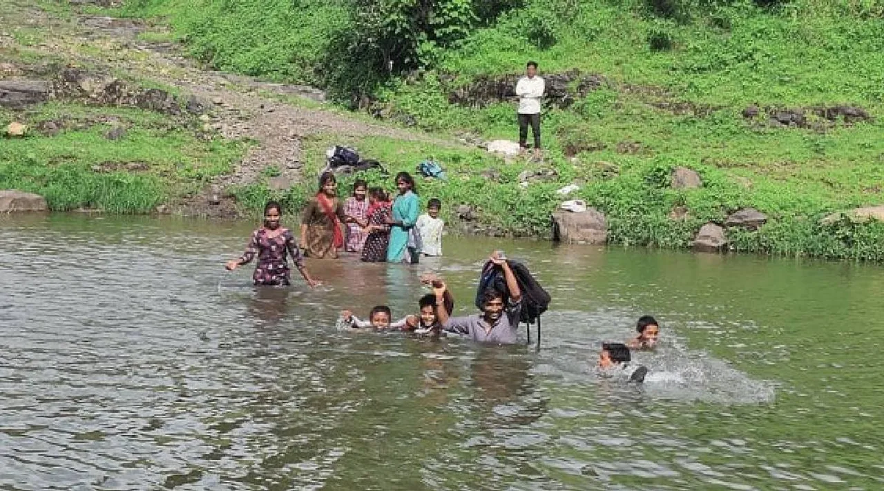 Madhya Pradesh: children swim across a river to get to school Tamil News