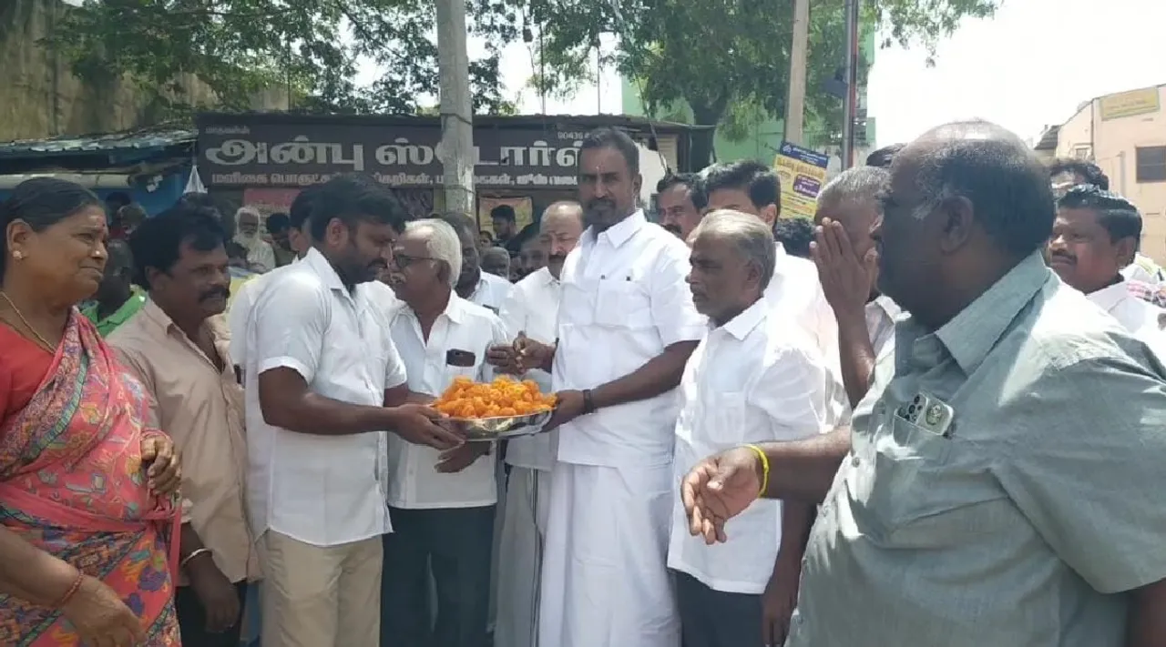 Coimbatore: SP Velumani sweet to cadres, EPS AIADMK on Madras HC verdict Tamil News
