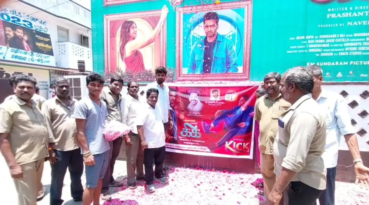 actor santhanam gives 500 free tickets for his Kick movie, santhanam Kick movie, puducherry santhanam fans, ‘கிக்’ படத்தின் 500 டிக்கெட்டுகள் இலவசமாக வழங்கிய சந்தானம், சந்தானம் கட் அவுட்டுக்கு ரசிகர்கள் பீர், பால் அபிஷேகம், Santhanam, Kick movie Puduchery fans celebrations