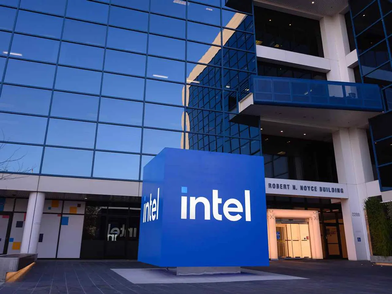 Intel’s $7 Billion Chip Making Loss Signals Industry Shift