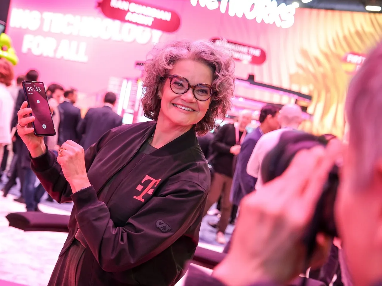 Claudia Nemat, Board Member for Technology and Innovation, presented the AI Phone with the digital assistant from Perplexity