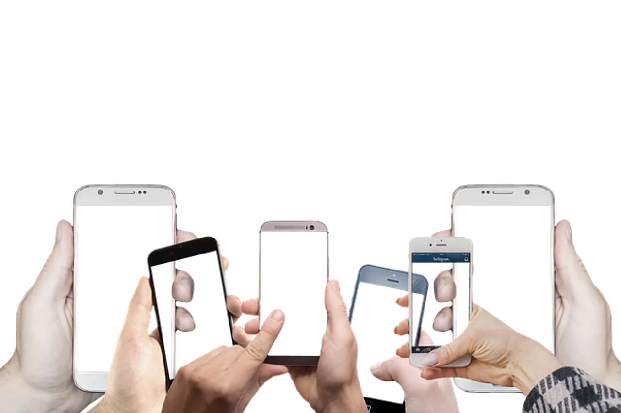 Global smartphone shipments down 9%: Canalys