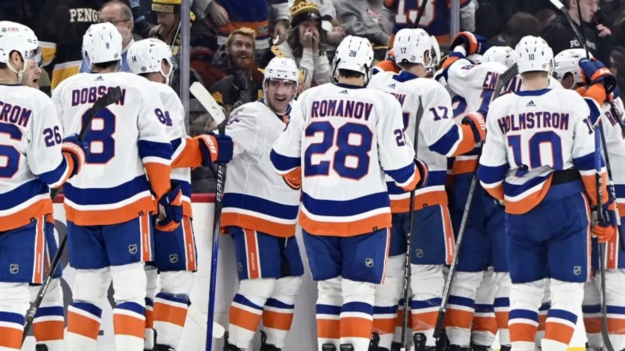 Islanders Face Hurricanes in Game 1 of Eastern Conference 1st-Round Series