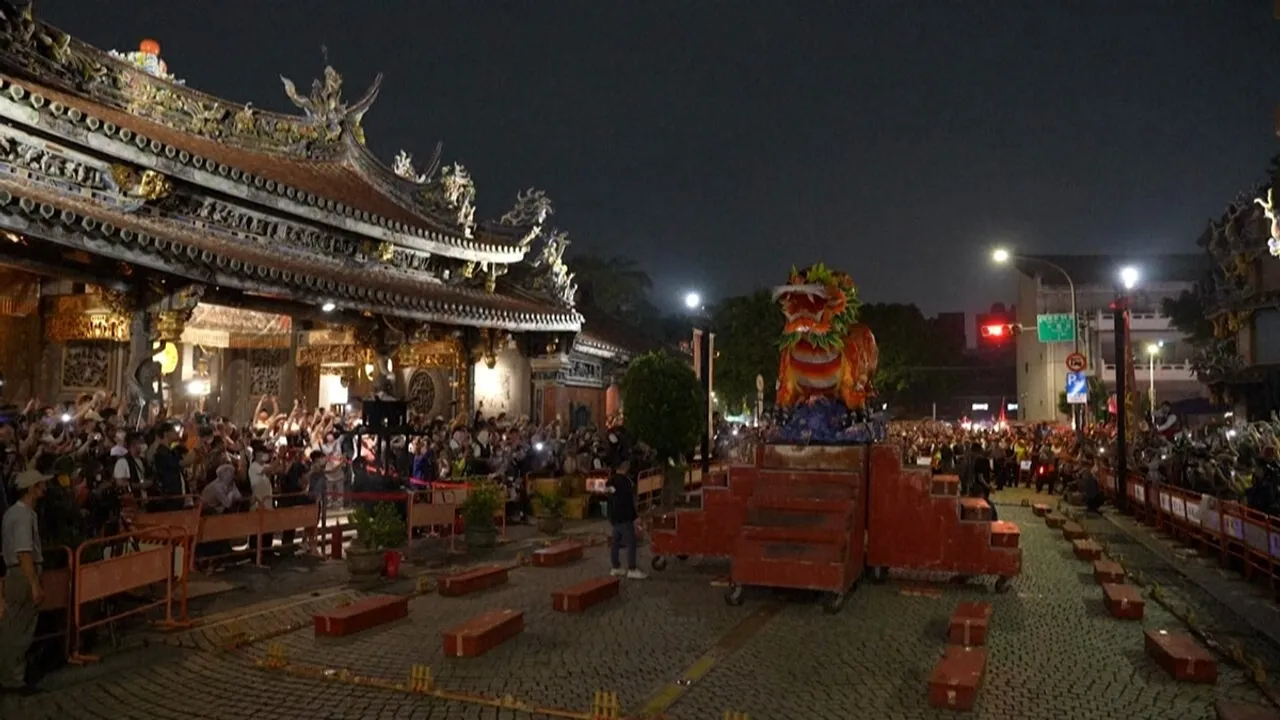 Hundreds Attend Fireworks Show with 'Fire Lion' Ritual at Taipei Temple