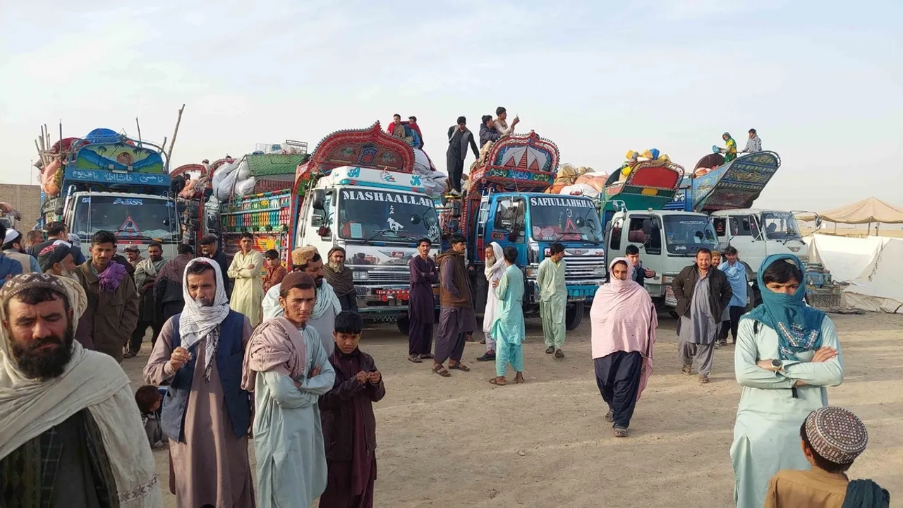 Pakistan Expels 838 Afghan Migrants, Exacerbating Humanitarian Crisis