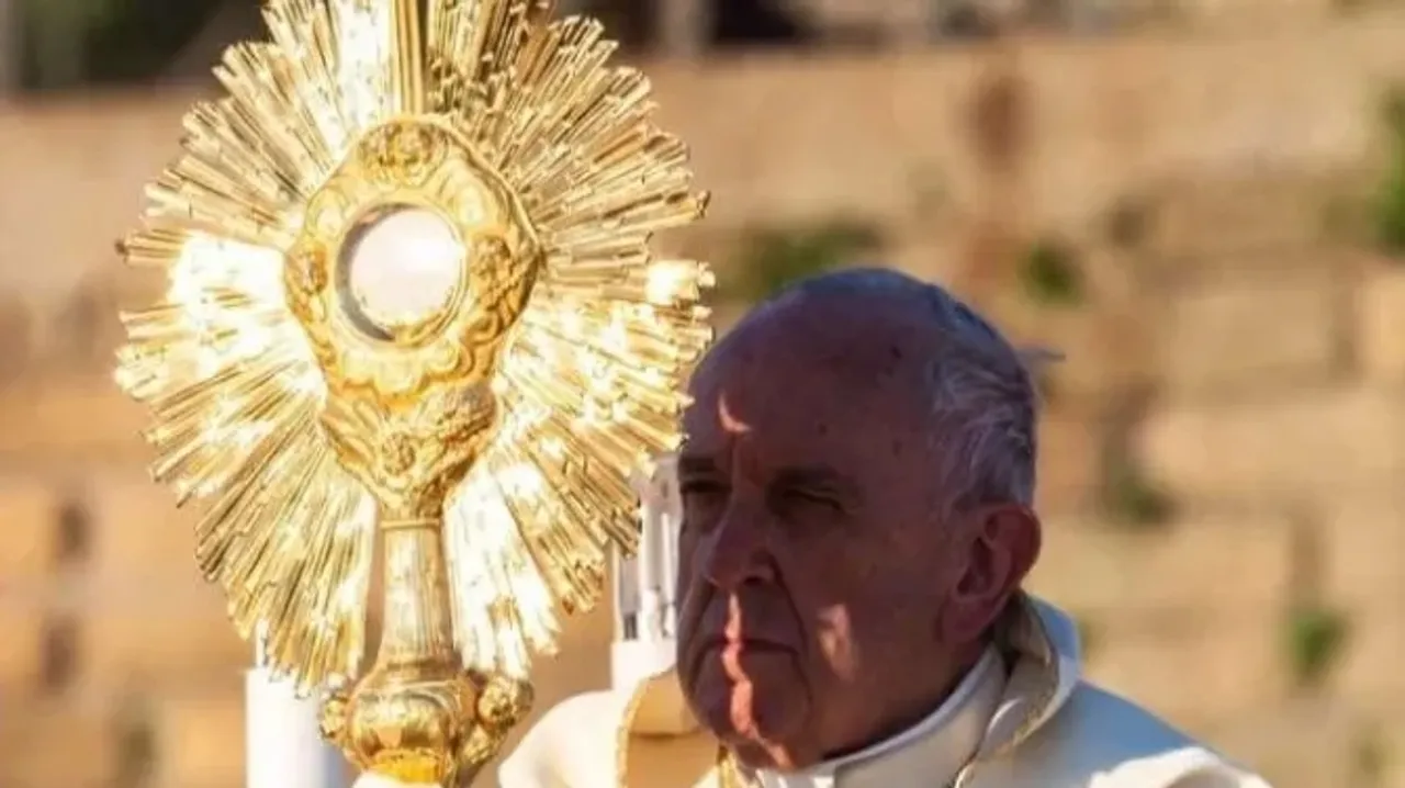 Pope Francis Celebrates Corpus Domini, Calls for Selfless Love and Gratitude