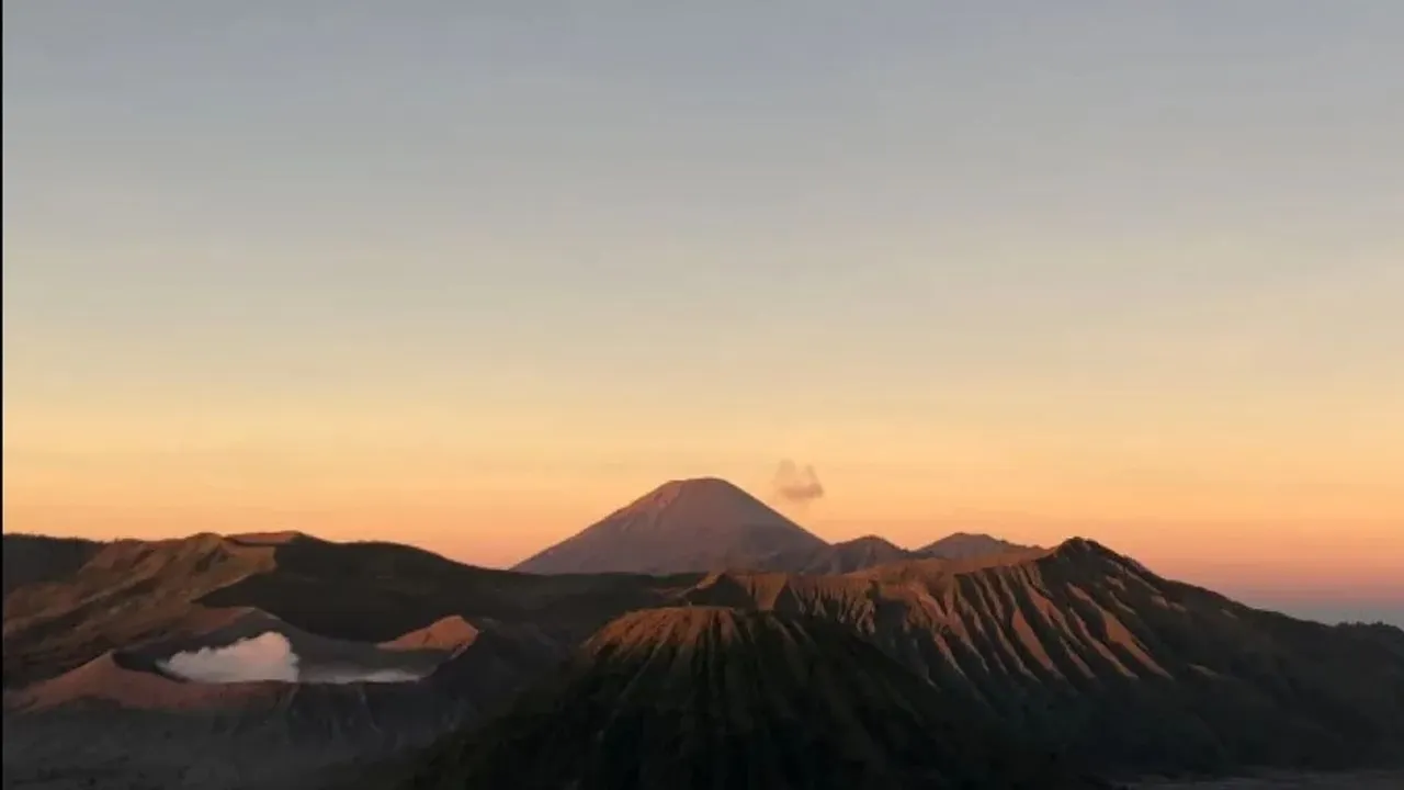 Mount Bromo Tourist Activities Suspended for Two Days in April 2024 for Area Cleaning
