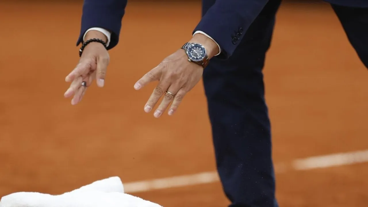 French Open Chair Umpire Damien Dumusois Rescues Injured Pigeon During Medvedev Match