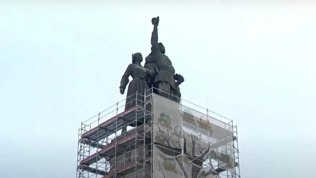 Dismantling of Soviet Army Monument in Sofia Resumes with Removal of Inscriptions