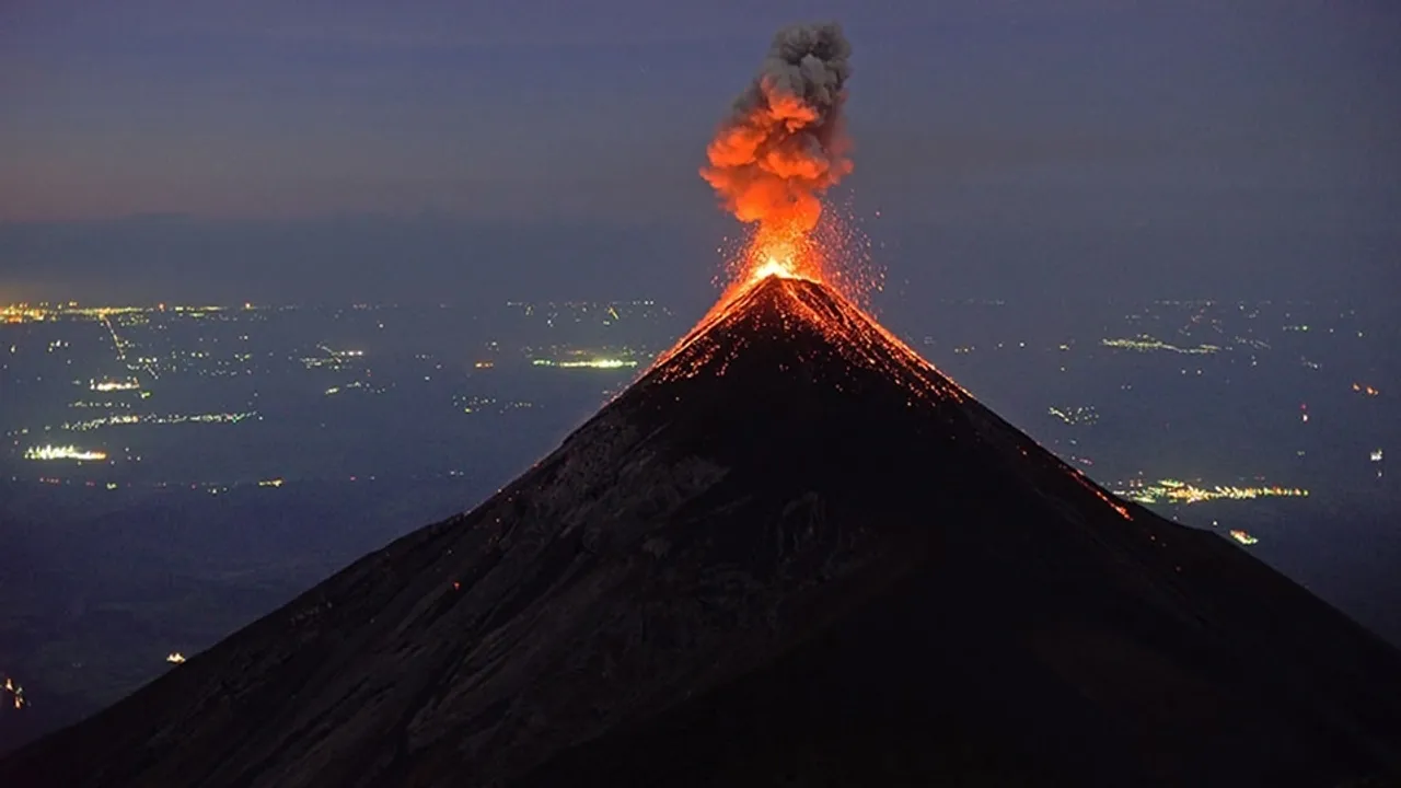 Volcan del Fuego Erupts in Guatemala, Producing Stunning Lightning Display