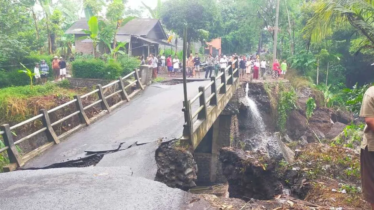 Three Indonesian Villages Isolated as Bridges Collapse from Semeru Volcanic Mudflow