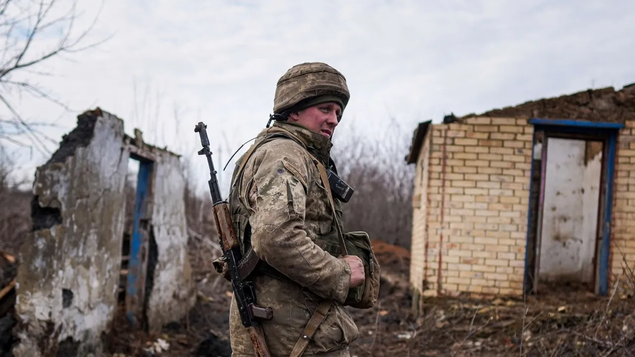 Ukrainian Nationalist Groups Refuse to Fight as Russia Advances in Donbas