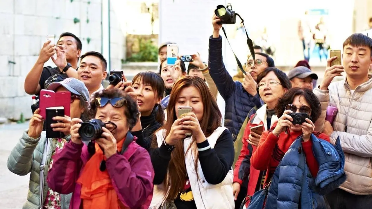 Chinese Tourists Flock to Japan, Shunning South Korea Amid Weakened Yen