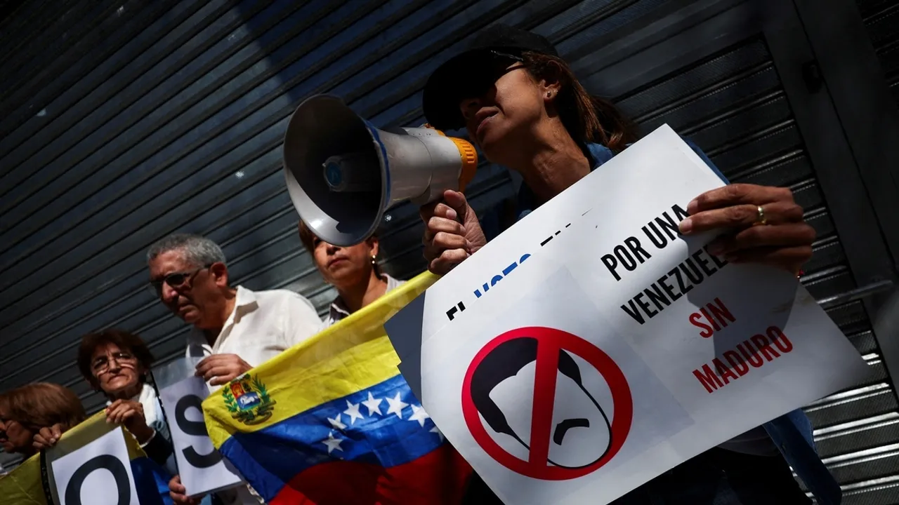Venezuelans Protest Closure of Voting Process at Embassy in Argentina
