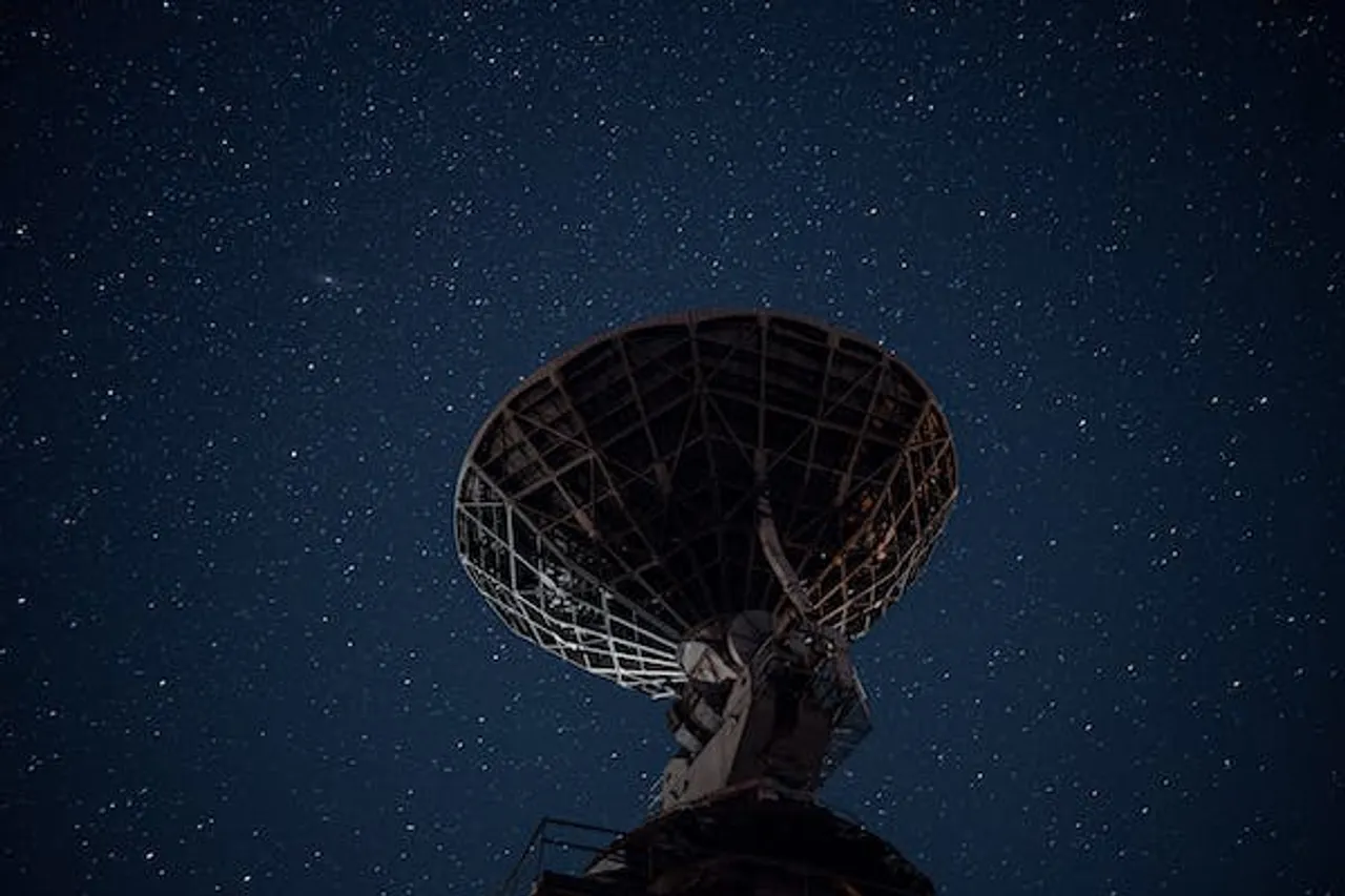 An antenna against a dark sky, symbolizing connectivity and communication in the night.
