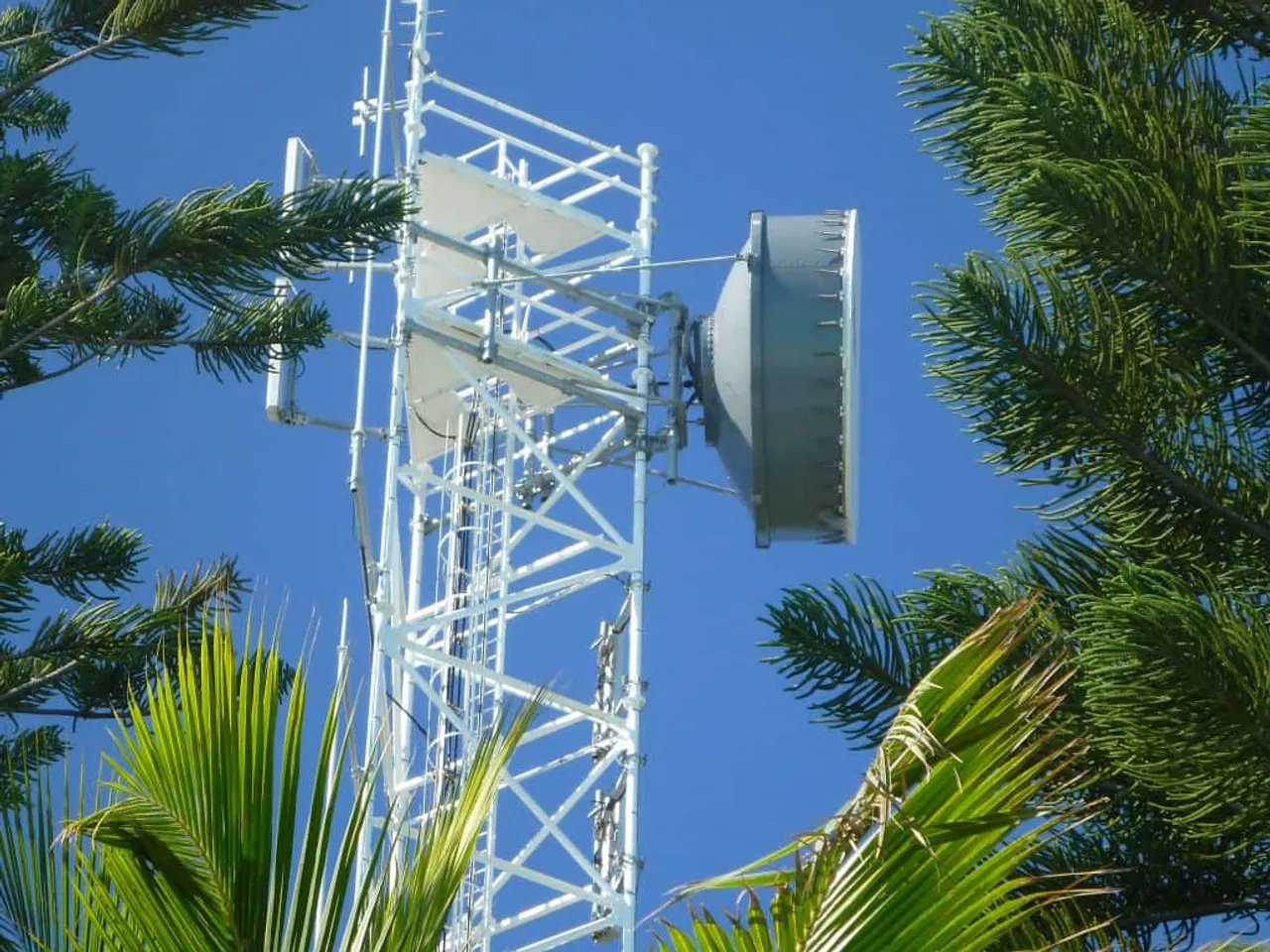 Telcos call for uniform laws for towers to tackle call drops