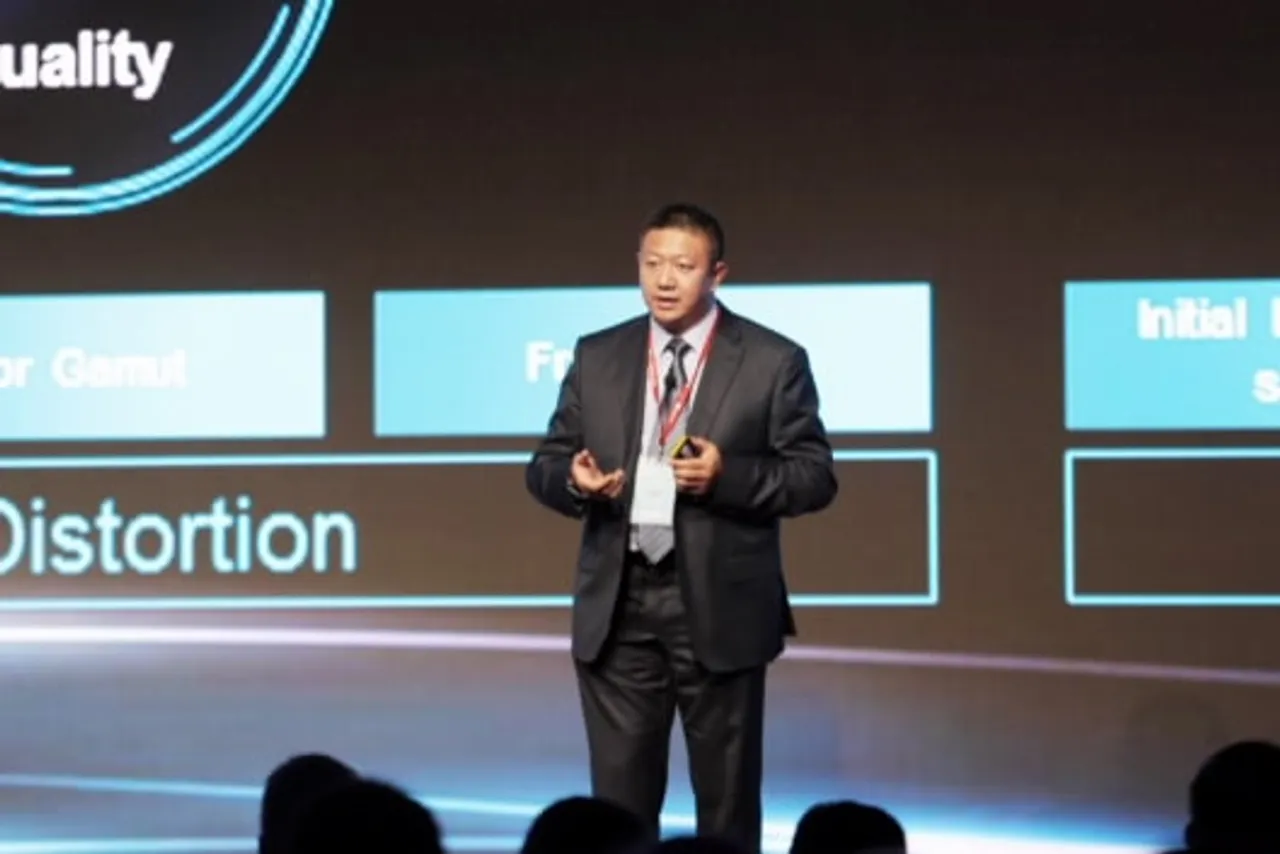 Wang Shengqing President of Global Marketing and Solution Sales Huawei unveils U vMOS.