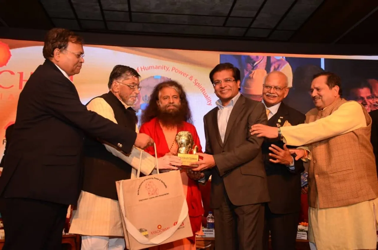 Image Mr. Dilip Modi Executive Chairman Spice Mobility receiving the Sach Bharat Award