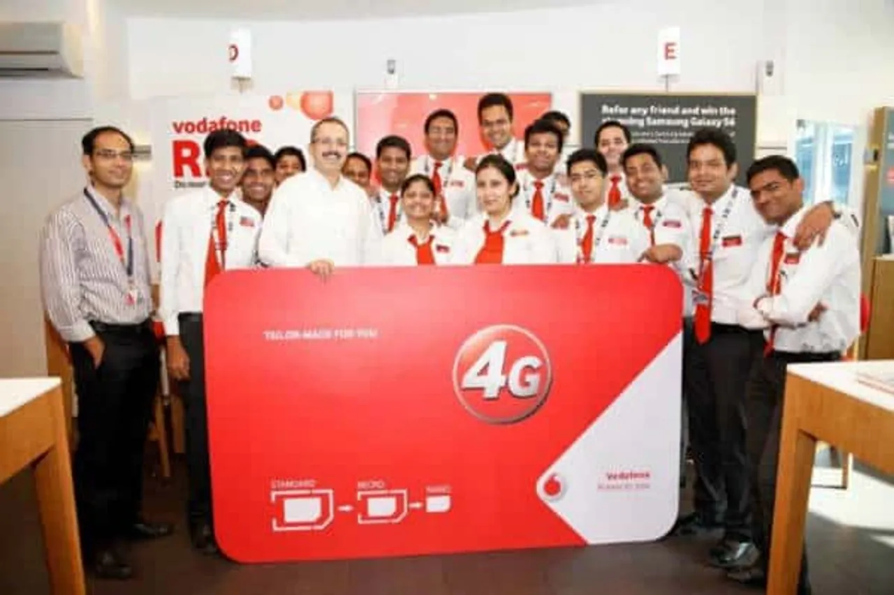 Ishmeet Singh Business Head Vodafone Mumbai Circle launching G Ready SIM at Vodafone Store