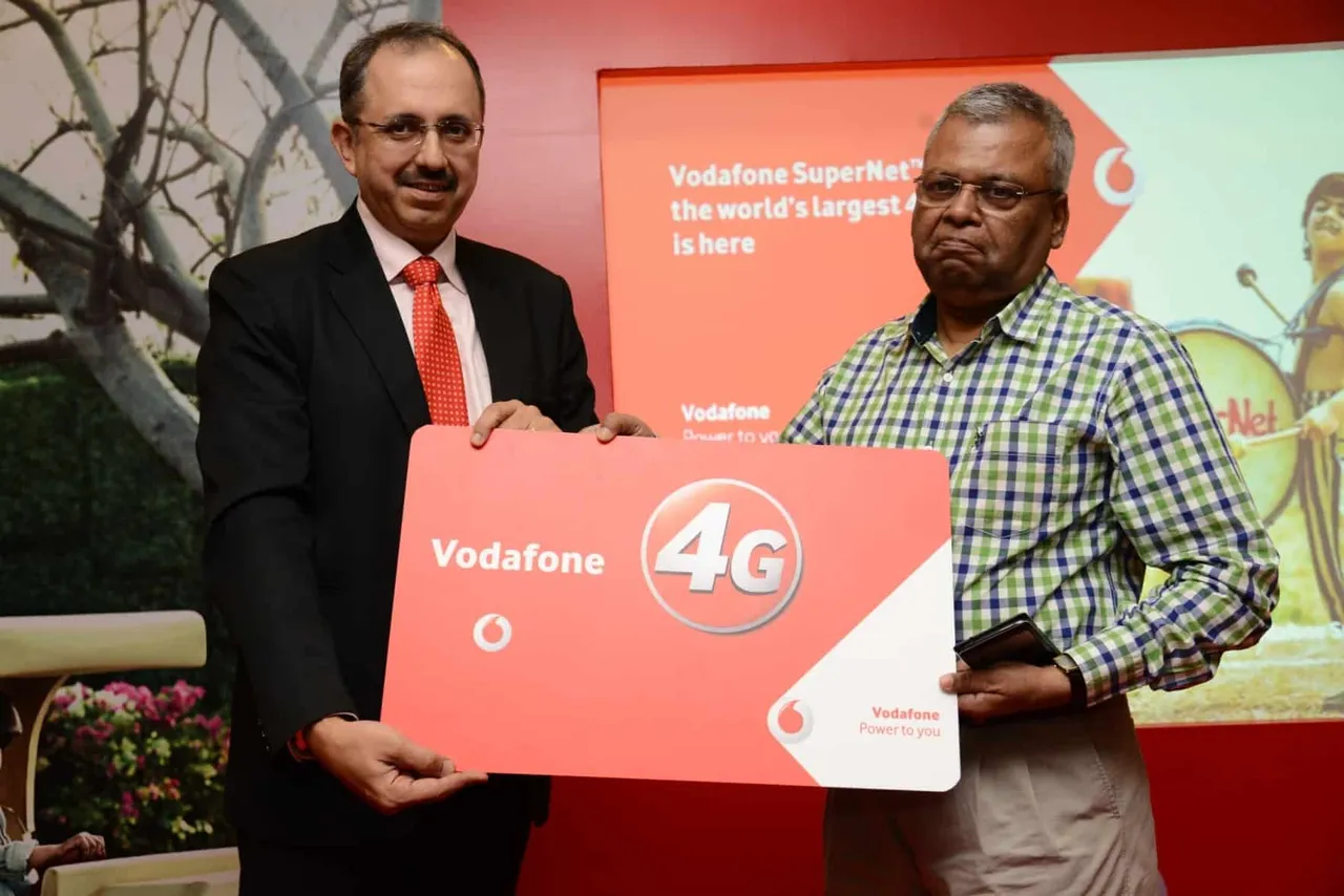 Ishmeet Singh Business Head Mumbai Vodafone India giving a G SIM Card to Shri Prabhat Ranjan Police Commissioner Navi Mumbai during the launch of Vodafone