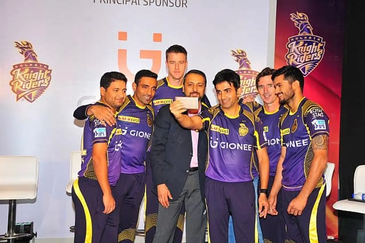 Arvind R vohra Country CEO MD Gionee india Selfie with KKR team
