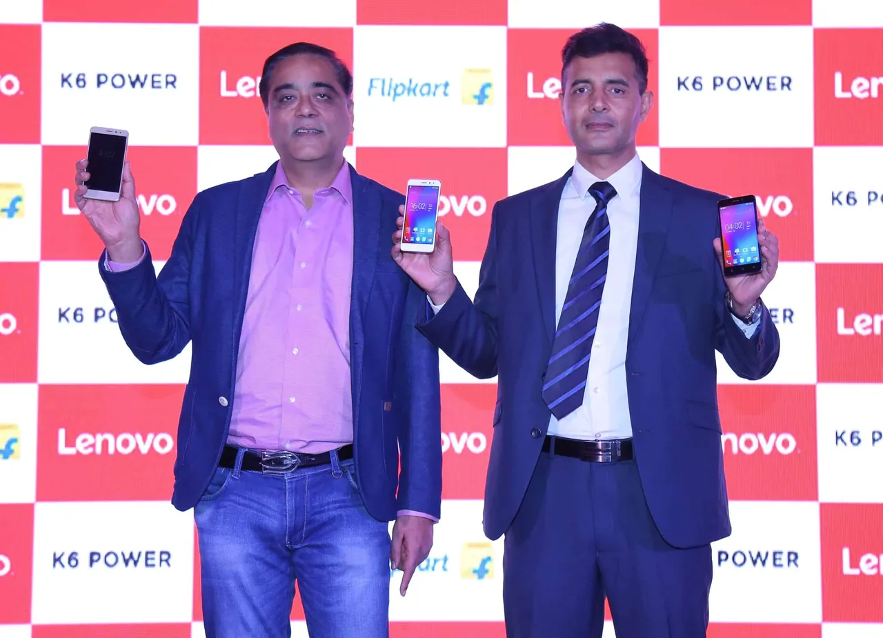 L R Sudhin Mathur Executive Director Lenovo Mobile Business Group India and Ajay Yadav Vice President Mobiles Flipkart at the launch of Lenovo K Power in New Delhi