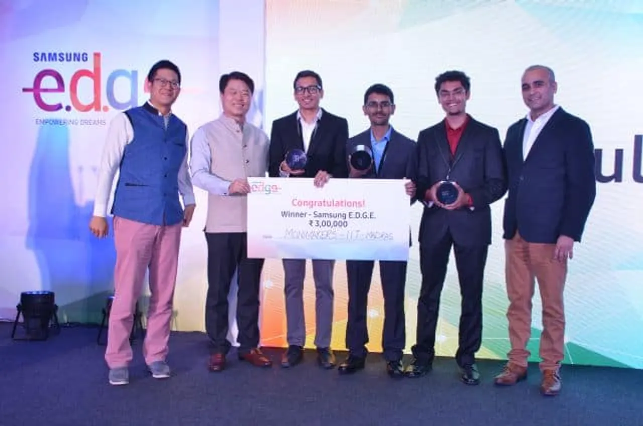 Caption Mr. HC Hong President and CEO of Samsung Southwest Asia giving the first prize to the team from IIT Madras