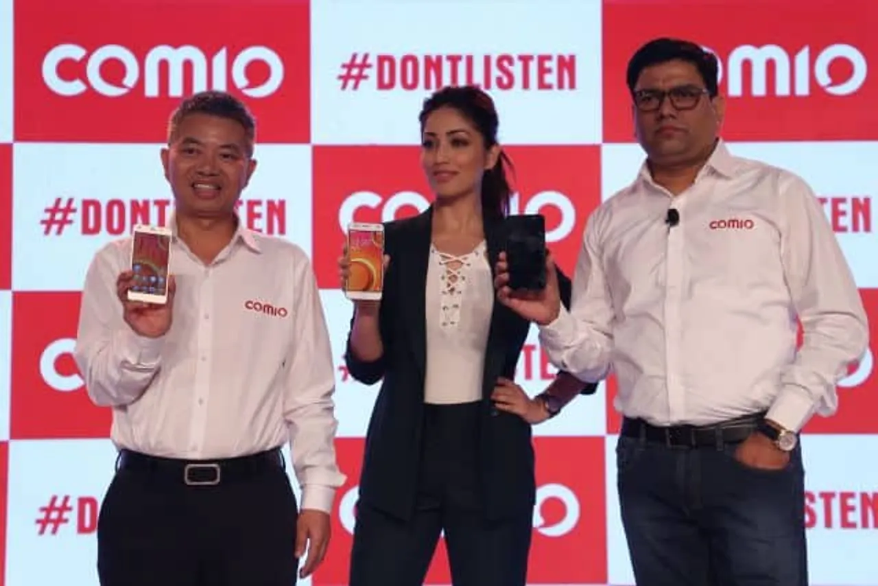 Mr. Zou Xiang Yong ChairpersonTopwise Communications Actor Yami Gautam and Mr. Sanjay Kalirona CEO Director COMIO India