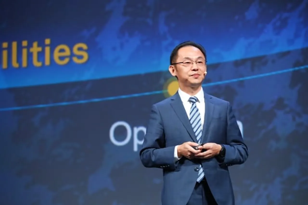 Ryan Ding, President of Huawei Carrier BG, releasing the Top Ten 5G Use Cases white paper