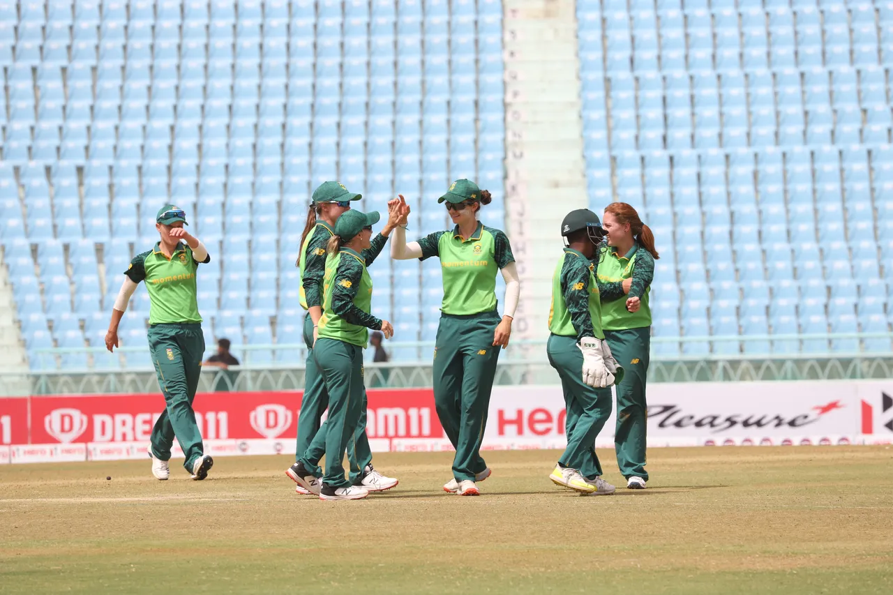 All-round Anneke Bosch, Shabnim Ismail headline South Africa's clinical win