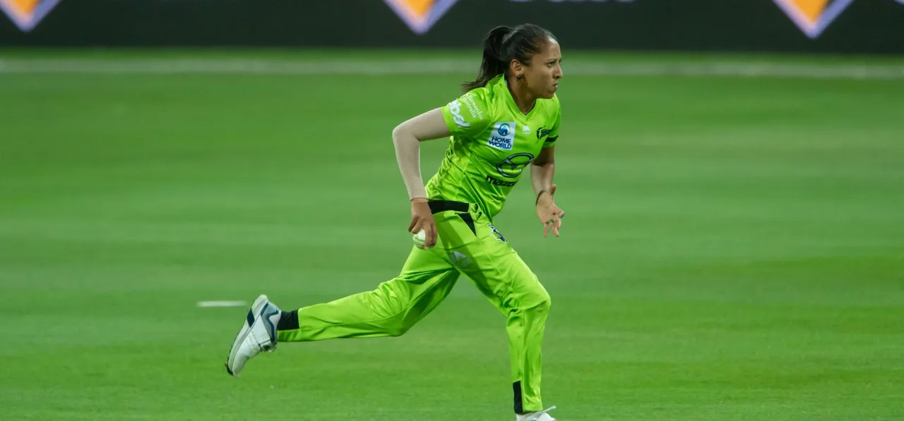 Shabnim Ismail re-signs with Sydney Thunder for WBBL06