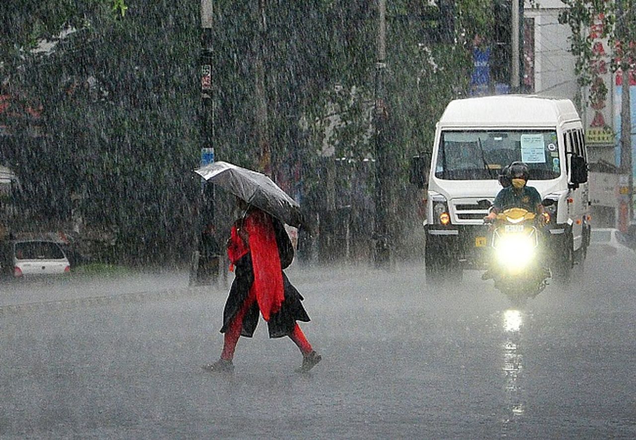 ഇടിമിന്നലോട് കൂടിയ മഴയ്‌ക്ക് സാധ്യത: 10 ജില്ലകളിൽ യെല്ലോ അലർട്ട്