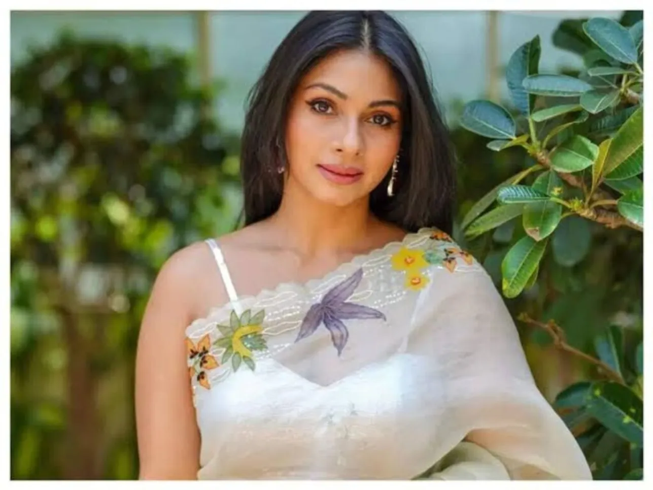 Actress Tanisha Mukherjee goes with NGO volunteers to clean Bandra coast