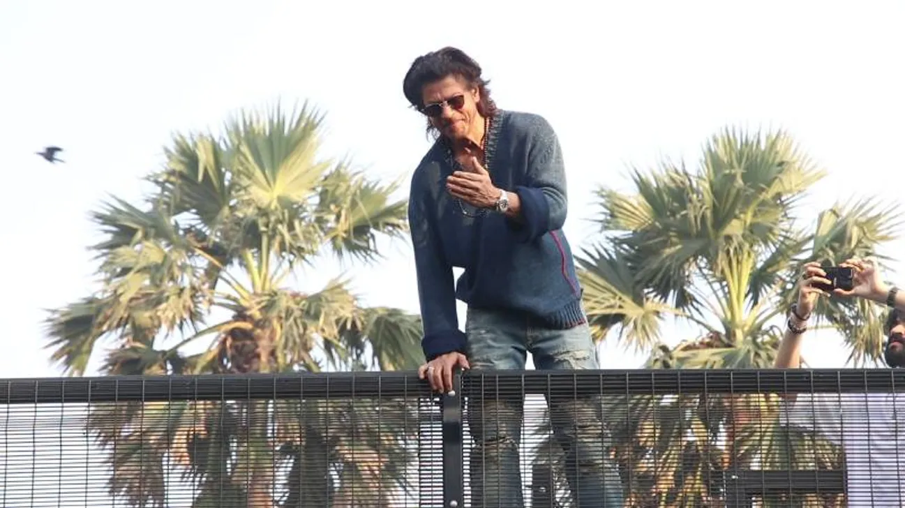 Shahrukh at his bungalow Mannat