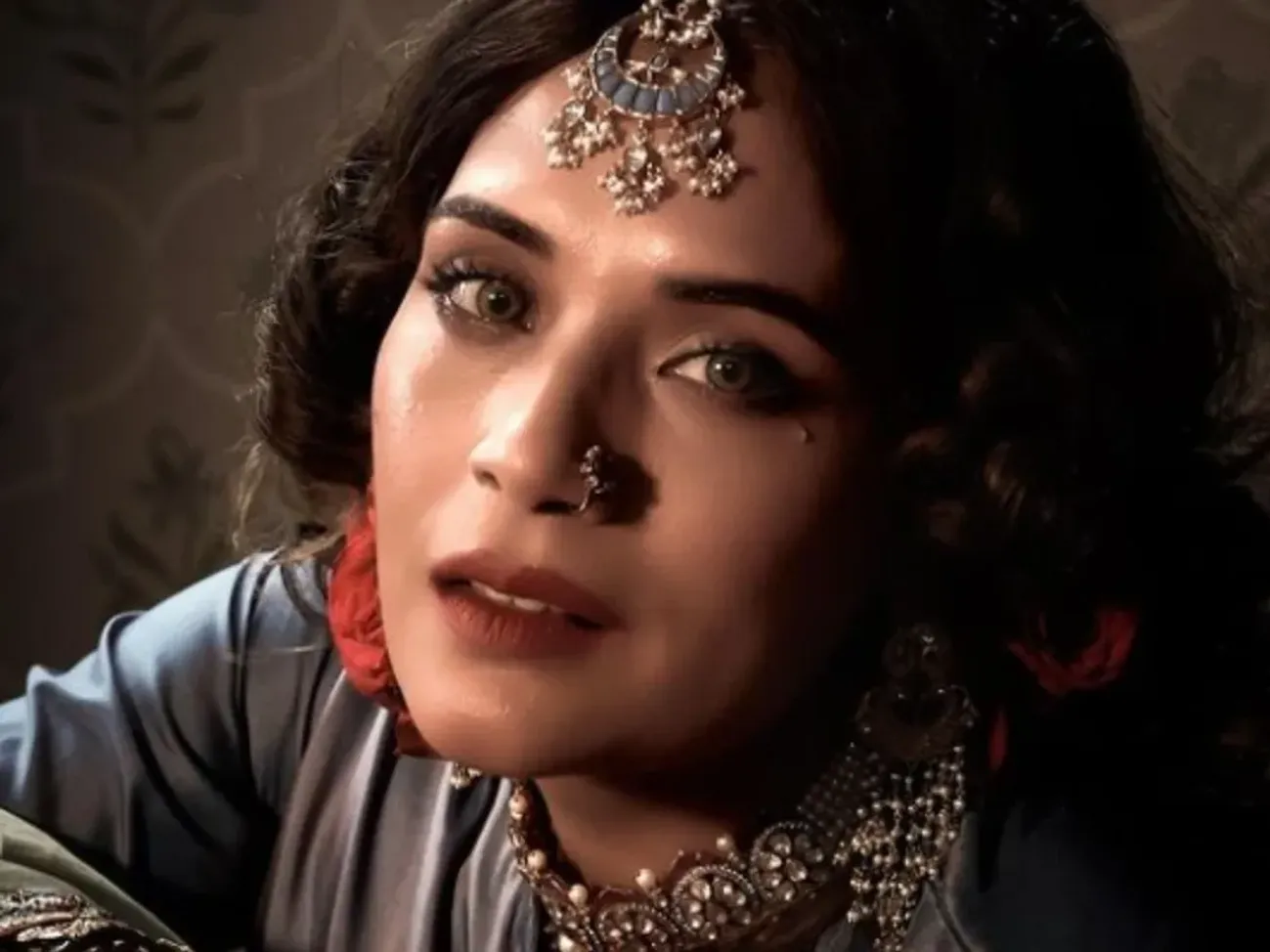 Heeramandi actress Richa Chadha latest photo from web series with heavy  jwellery see movie bold looks | Heeramandi: हीरामंडी से ऋचा चड्ढा का रॉयल  लुक फैंस को आ रहा पसंद, एक्ट्रेस ने