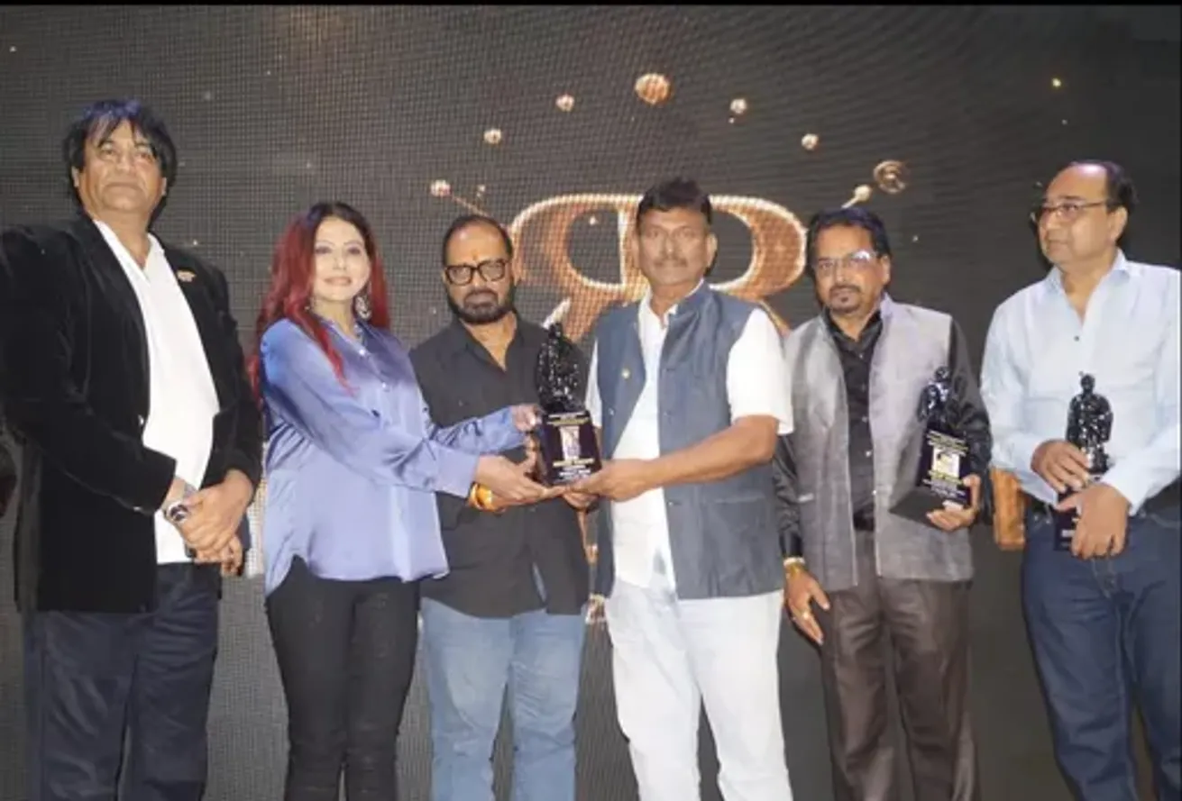 DadasahebPhalke C-N (F-C) Awards Raju Tank with Tina G, Tiwari-ji, Deepak Sawant and Sangram Shirke jpg