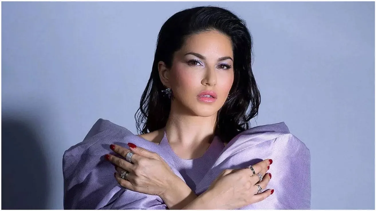 Sunny Leone reveals she keeps her children away from the glam world | Hindi  Movie News - Times of India