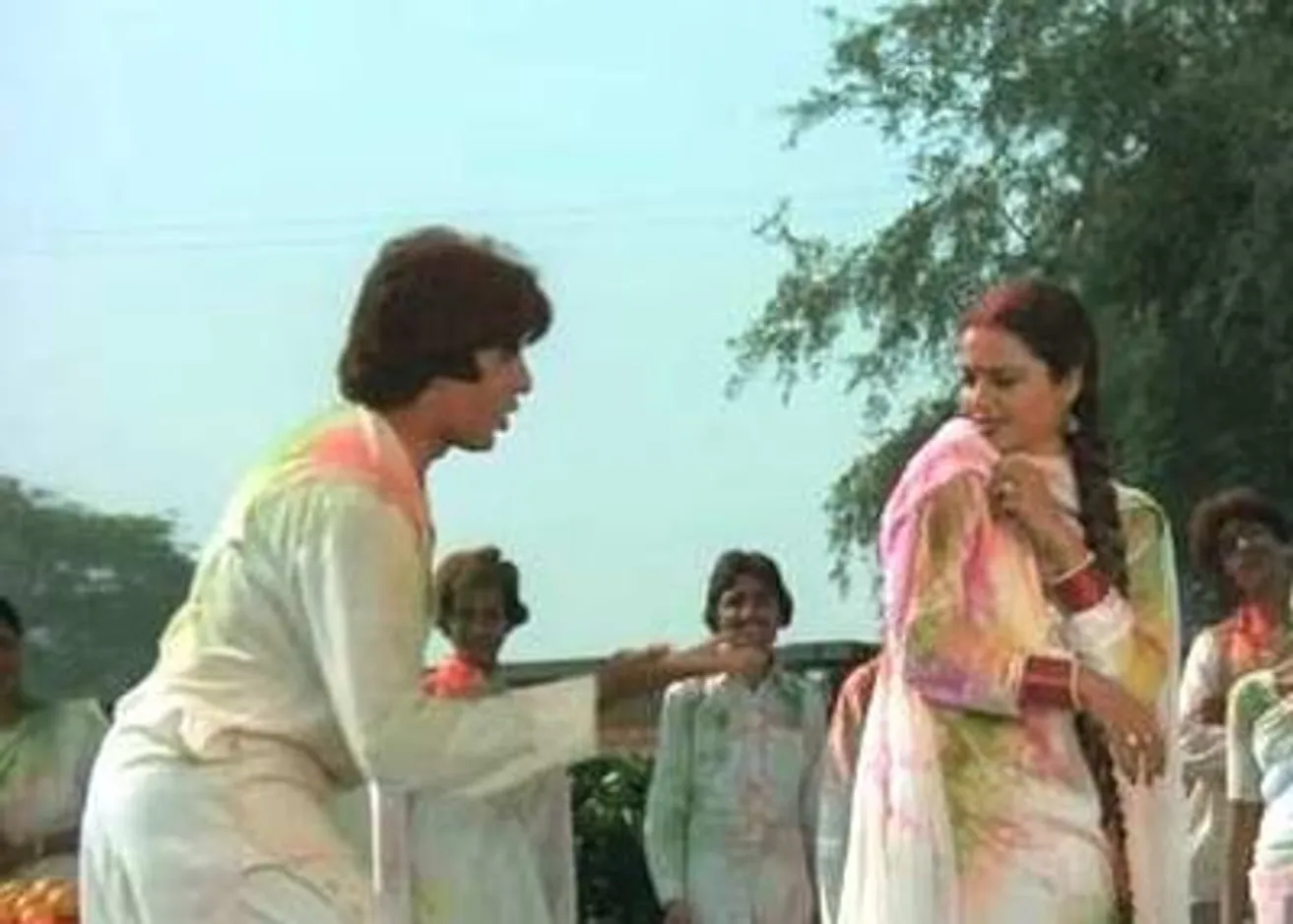  Amitabh Bachchan and Rekha's white attire in the famous Holi dance 