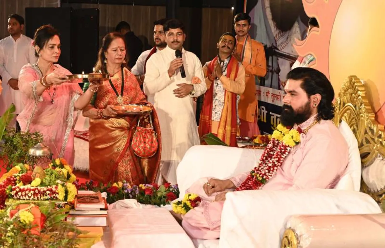 Smita Thackeray & Shri tulsi Ji Maharaj