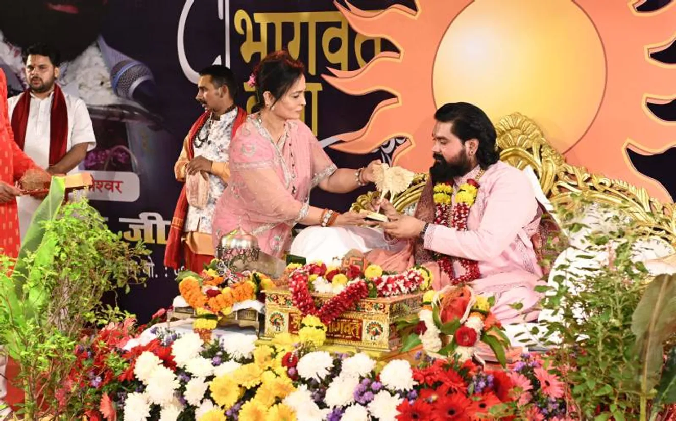 Smita Thackeray & Shri tulsi Ji Maharaj