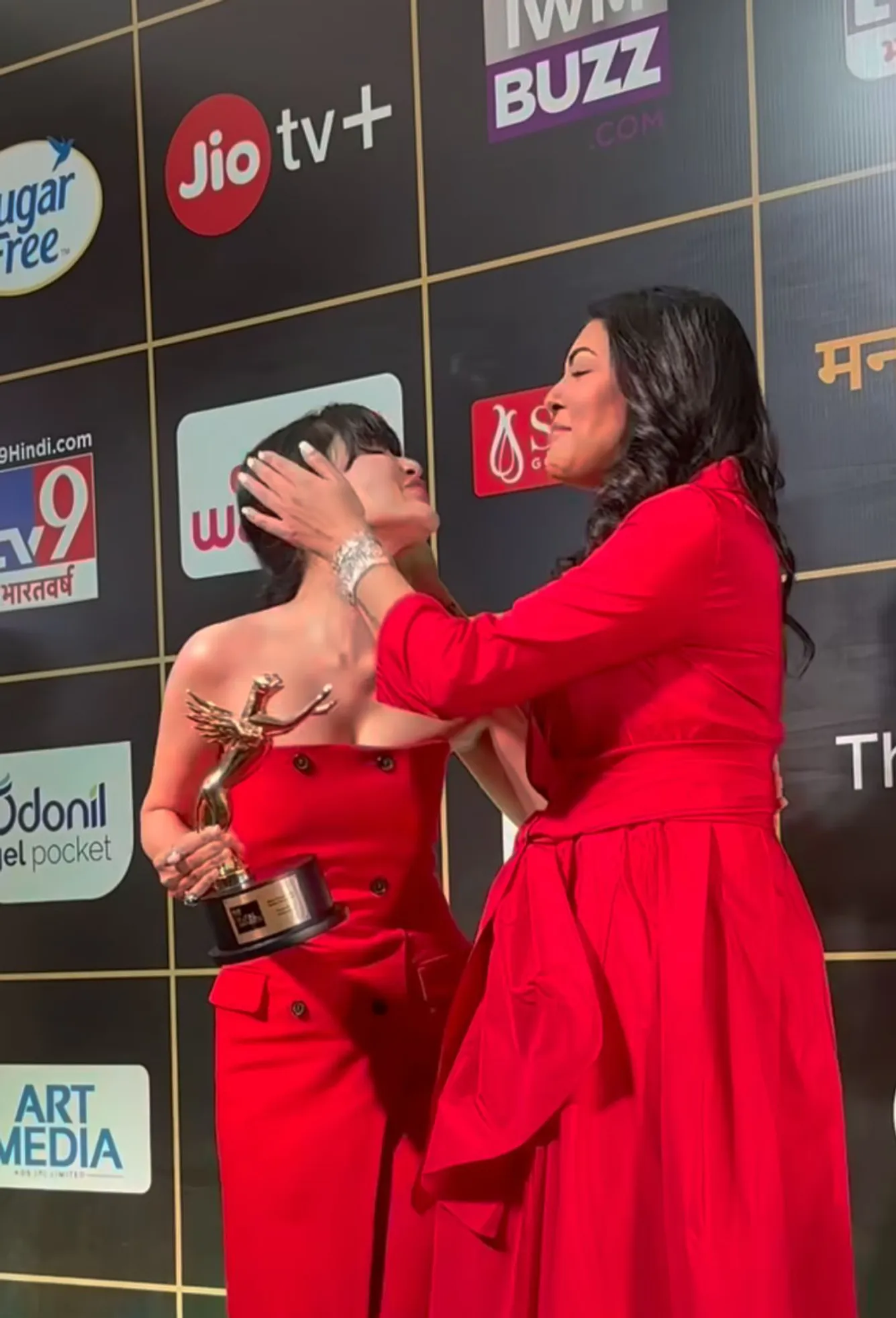  Khanzaadi & Sushmita Sen 2.png